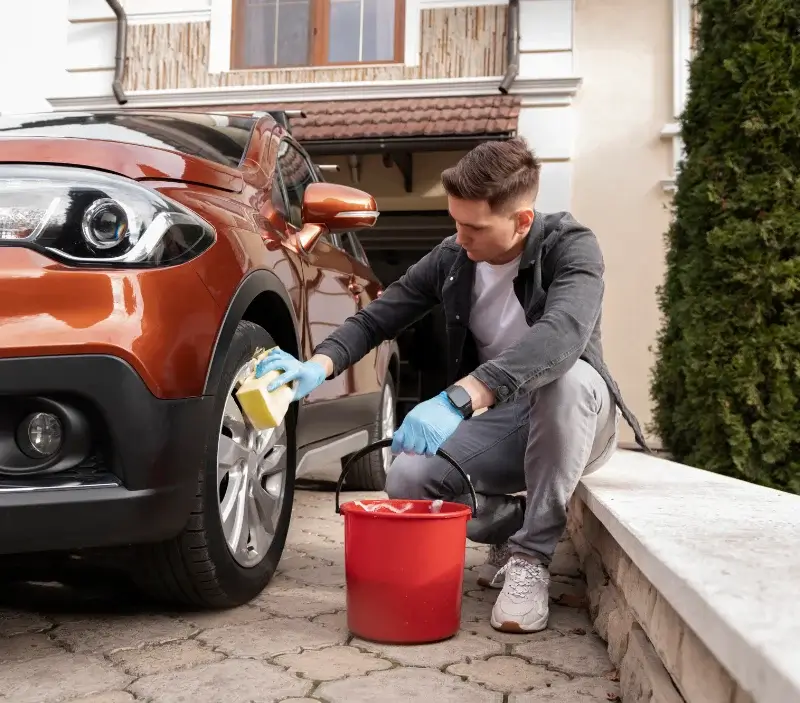 Lavage auto à domicile Locminé : professionnel intervenant sur un véhicule